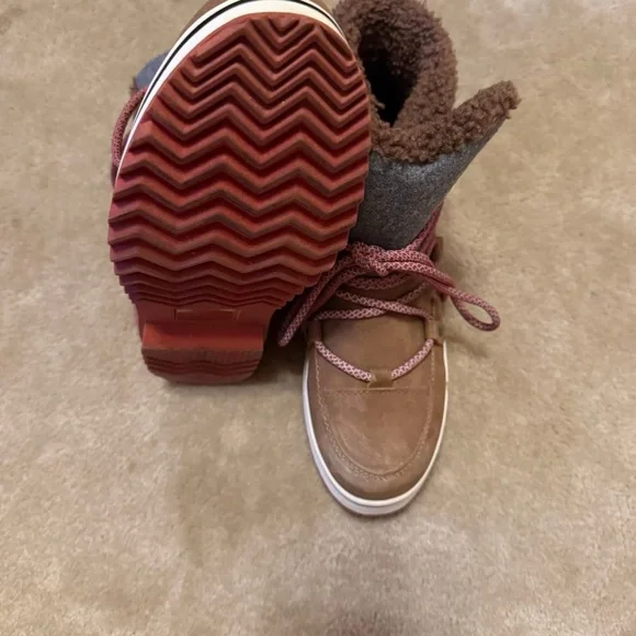 Women’s Brown winter boots - Picture 2 of 3